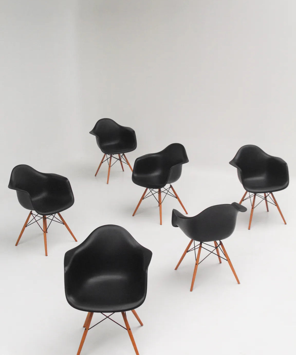 eames-daw-vitra-2008-set-6-chaises-coque-noire-pietement-bois-1.webp