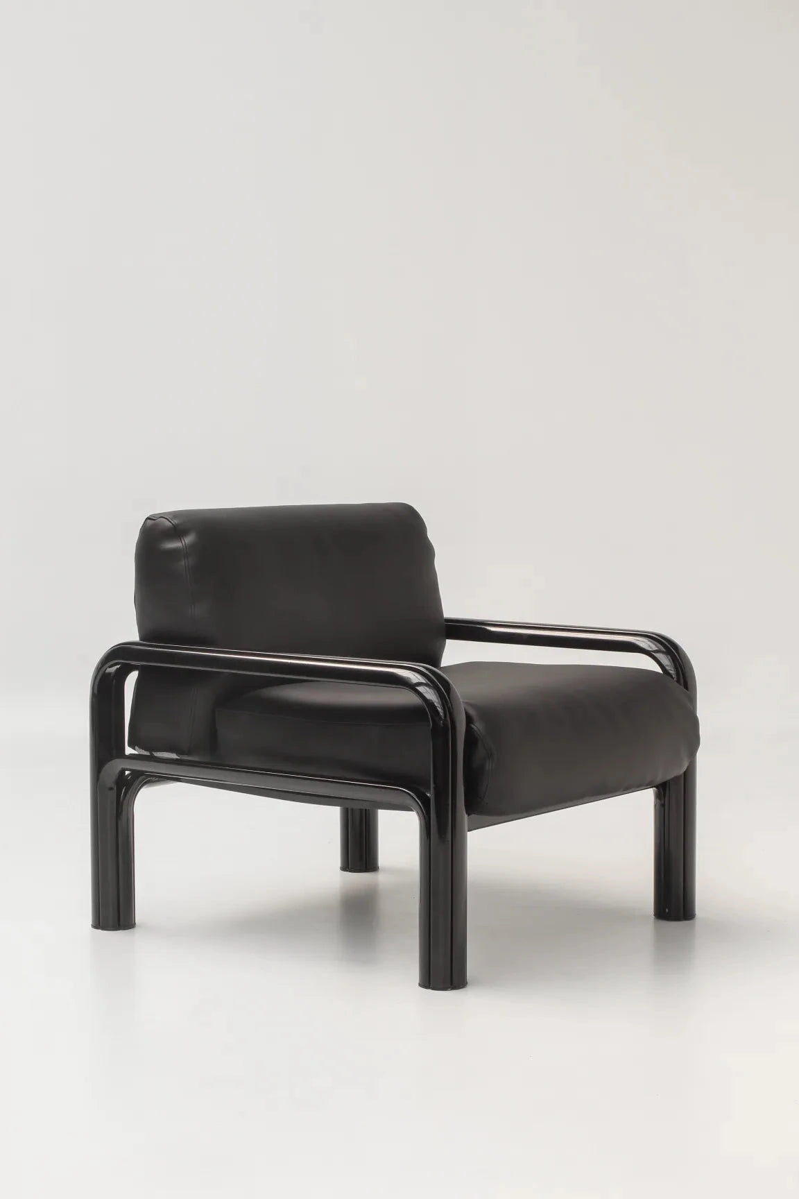 Fauteuil 54 de Gae Aulenti – version noire intégrale, design italien 1976