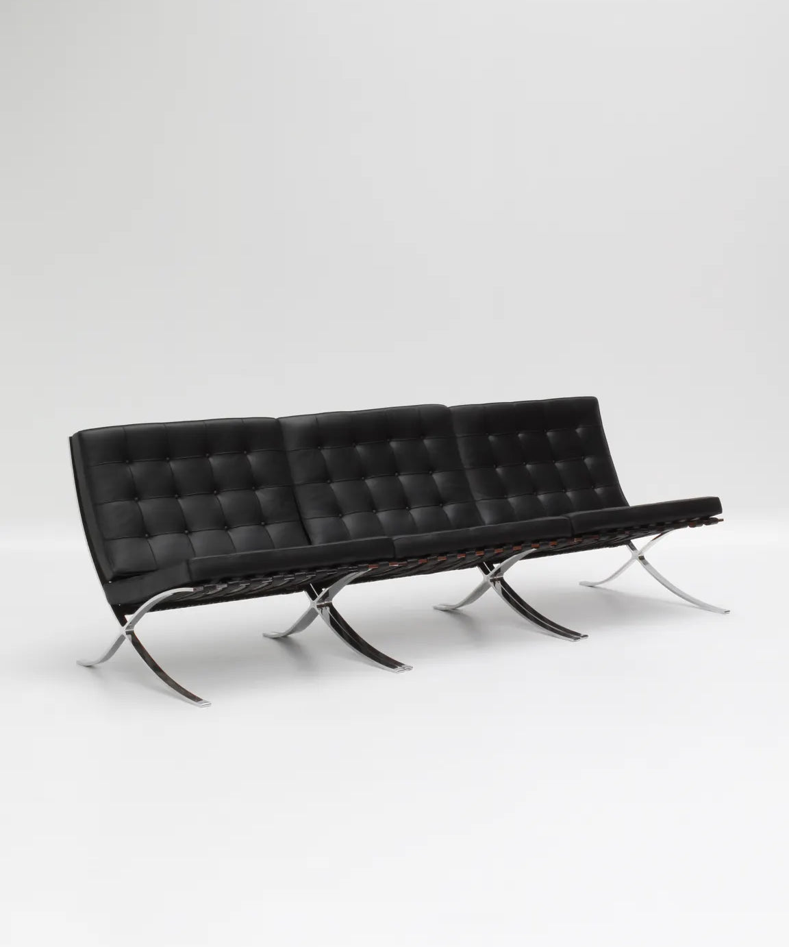 fauteuil-barcelona-mies-van-der-rohe-noir-01.webp
