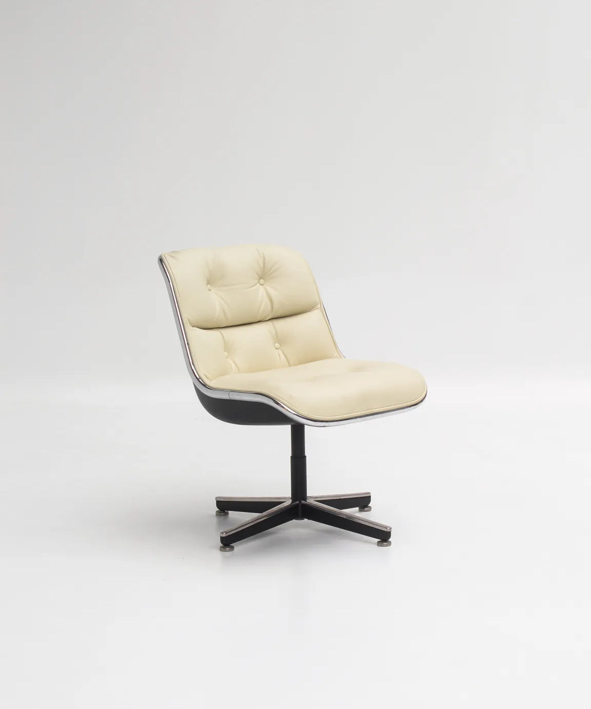 fauteuil-executive-charles-pollock-knoll-blanc-1.webp