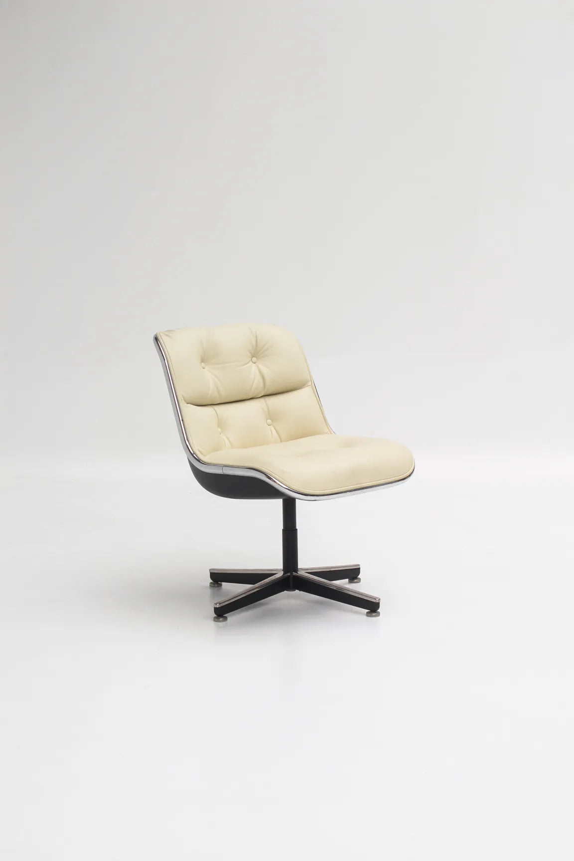 Fauteuil Executive blanc par Charles Pollock pour Knoll