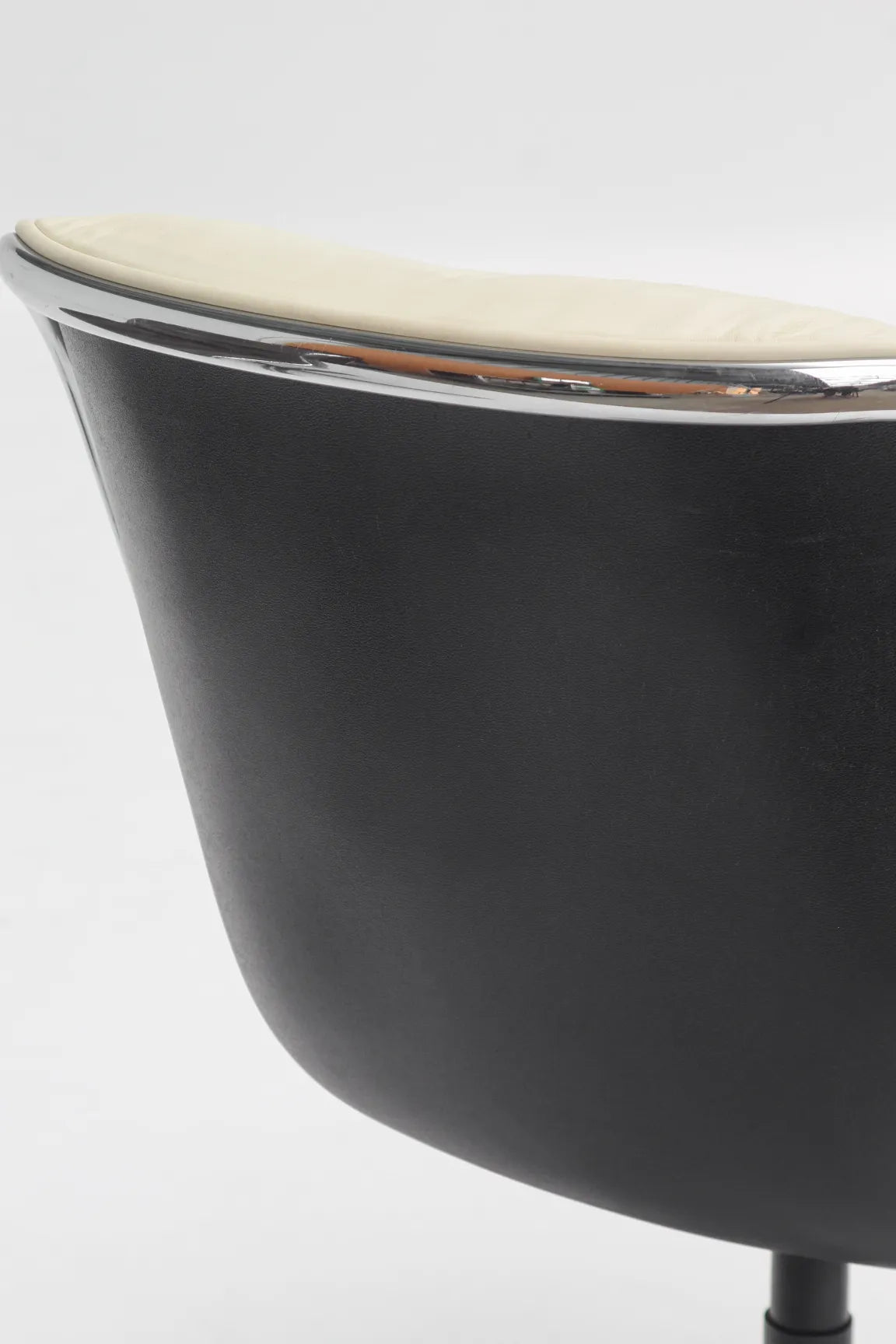 Fauteuil Executive blanc par Charles Pollock pour Knoll