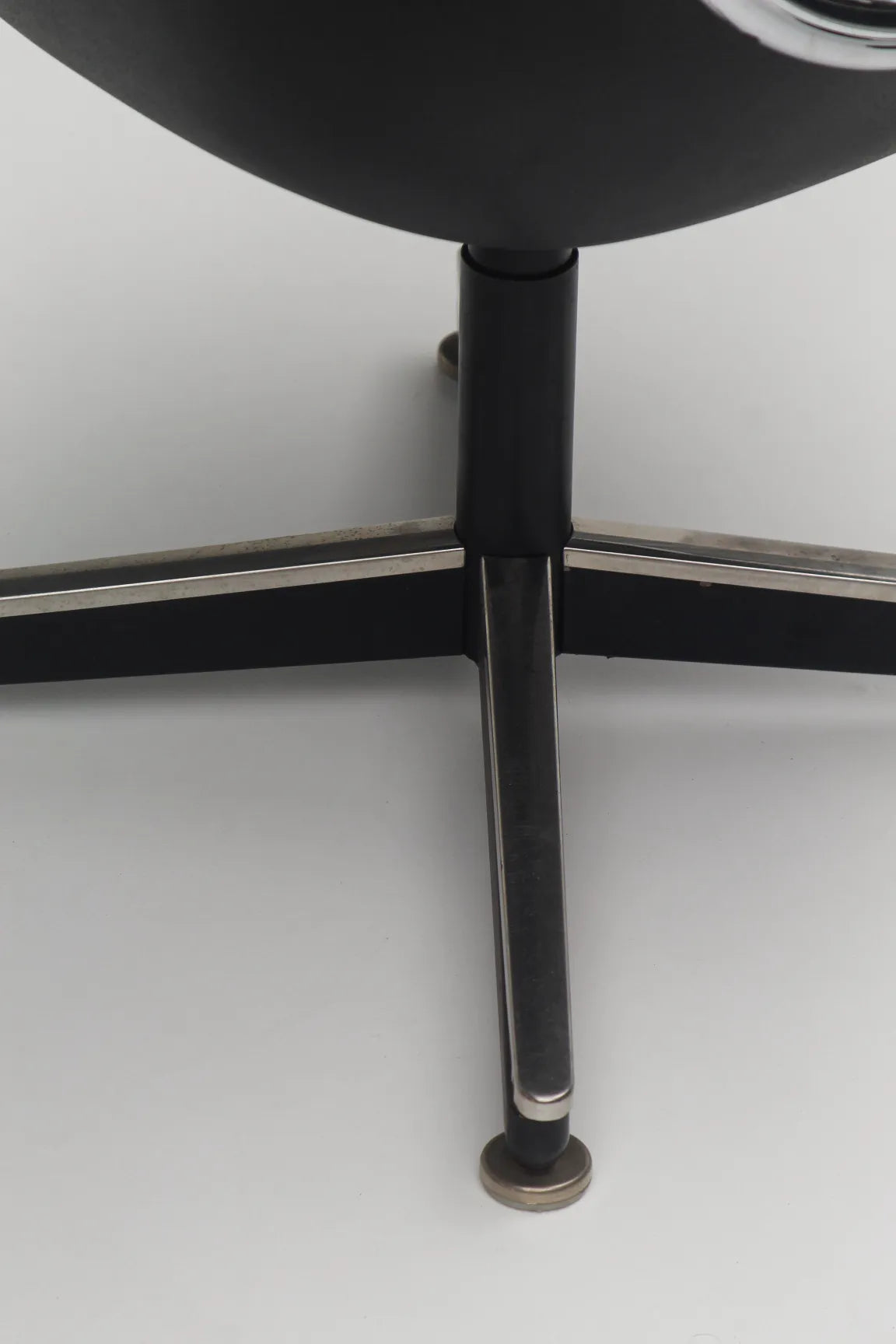 Fauteuil Executive en cuir marron par Charles Pollock pour Knoll