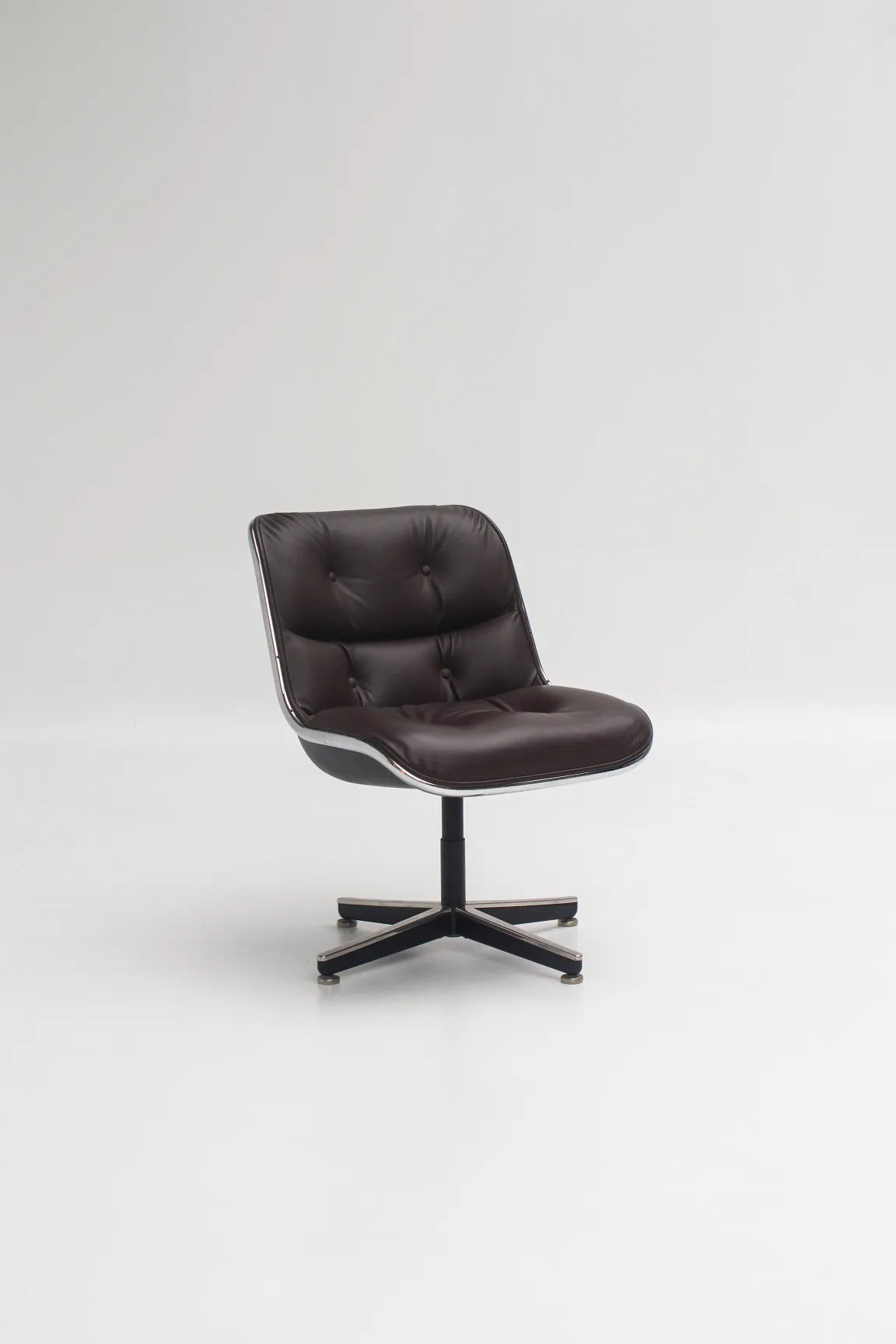 Fauteuil Executive en cuir marron par Charles Pollock pour Knoll