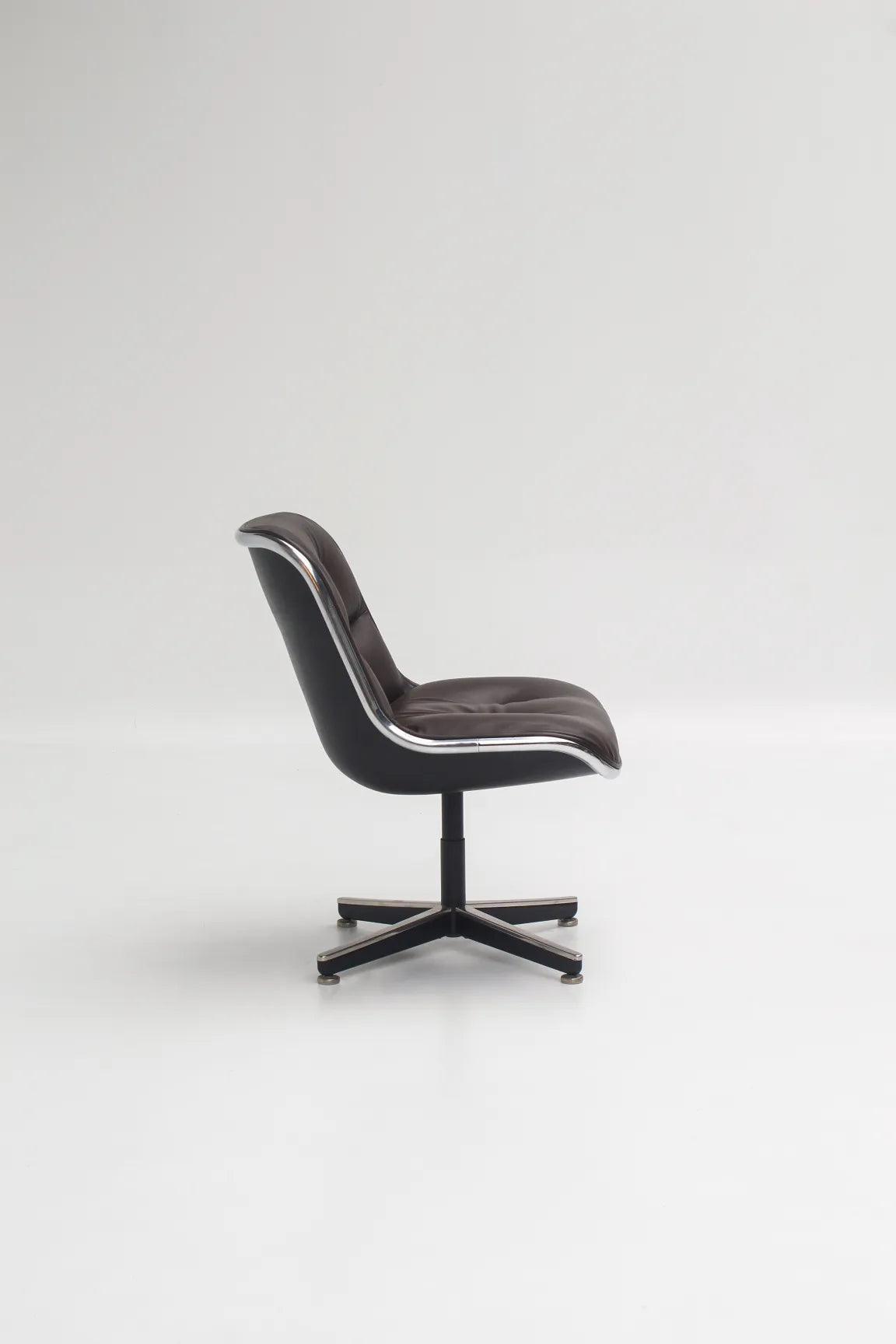Fauteuil Executive en cuir marron par Charles Pollock pour Knoll