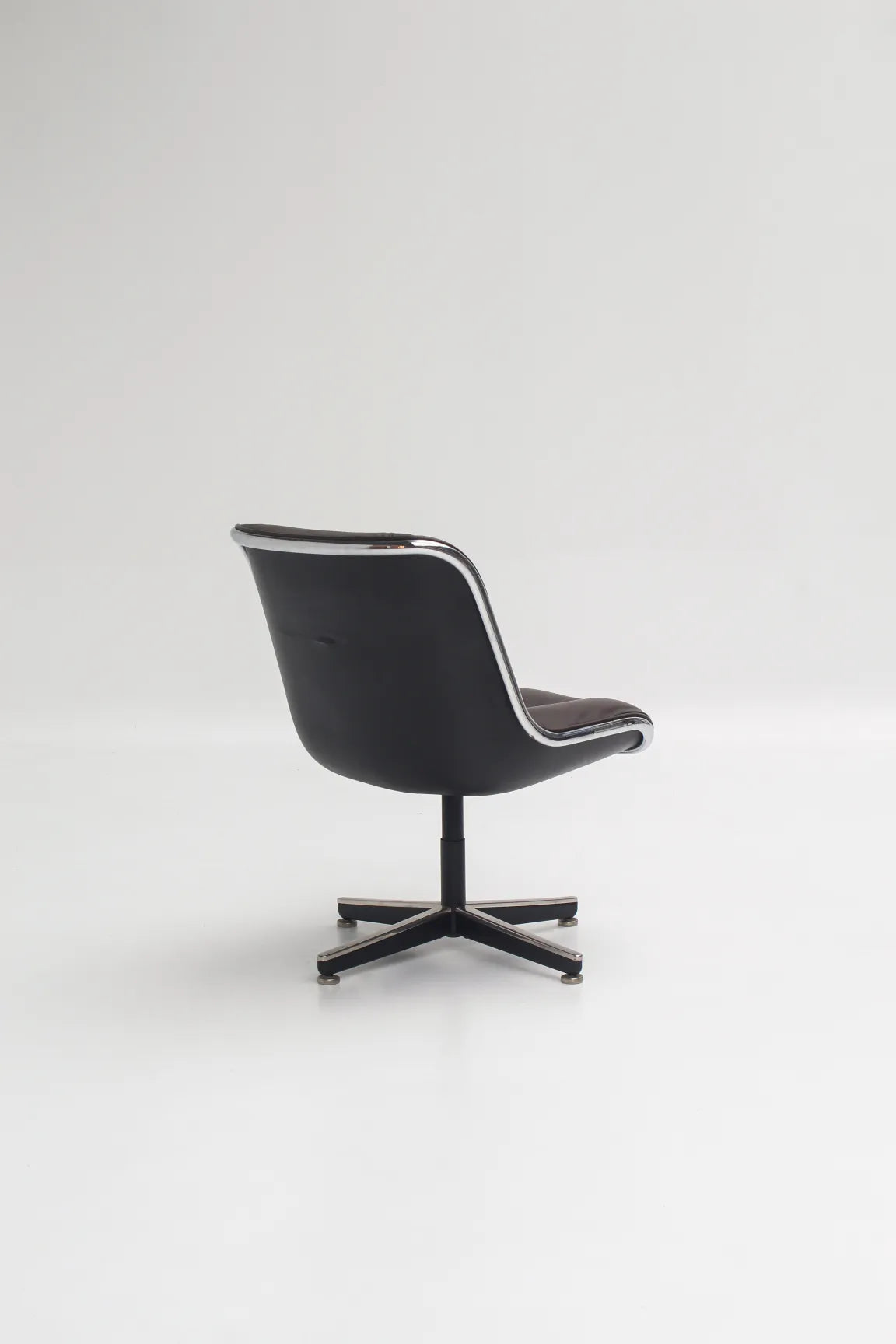 Fauteuil Executive en cuir marron par Charles Pollock pour Knoll