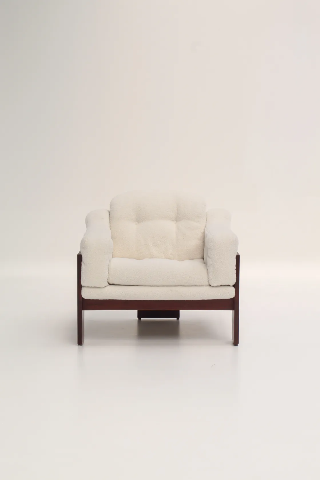 Fauteuil Oriolo par Claudio Salocchi – bois noir et bouclette écrue, design 1970s