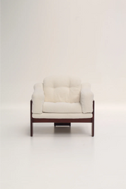 Fauteuil Oriolo par Claudio Salocchi – bois noir et bouclette écrue, design 1970s