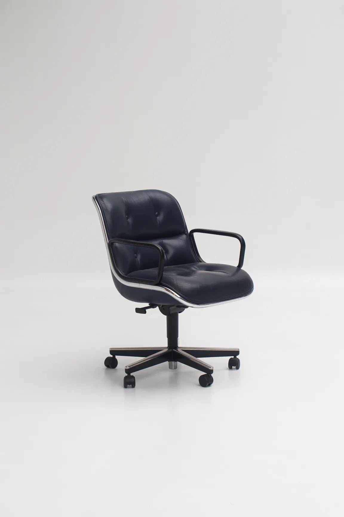 Fauteuil Executive bleu marine par Charles Pollock pour Knoll