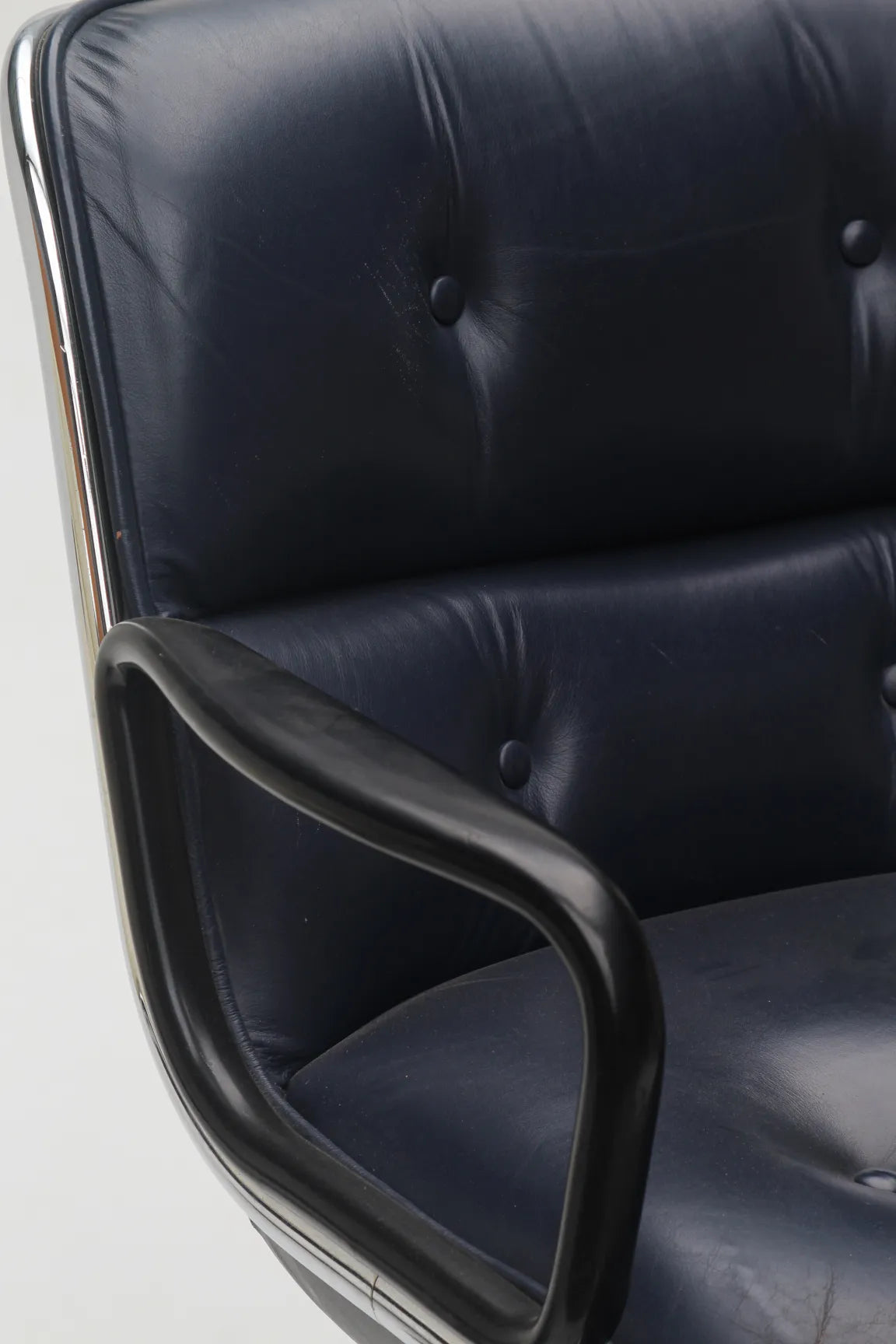 Fauteuil Executive bleu marine par Charles Pollock pour Knoll