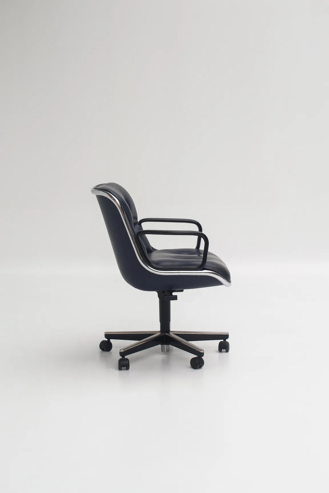 Fauteuil Executive bleu marine par Charles Pollock pour Knoll