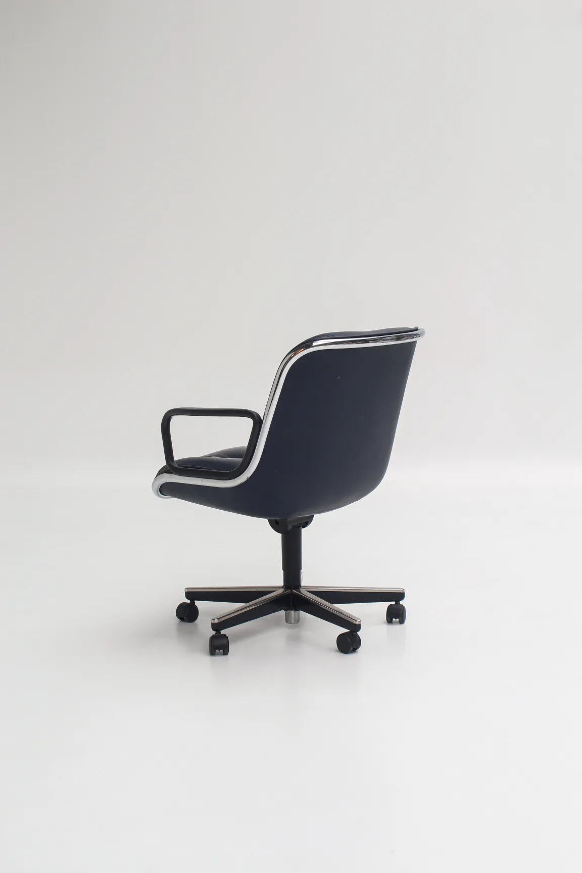 Fauteuil Executive bleu marine par Charles Pollock pour Knoll