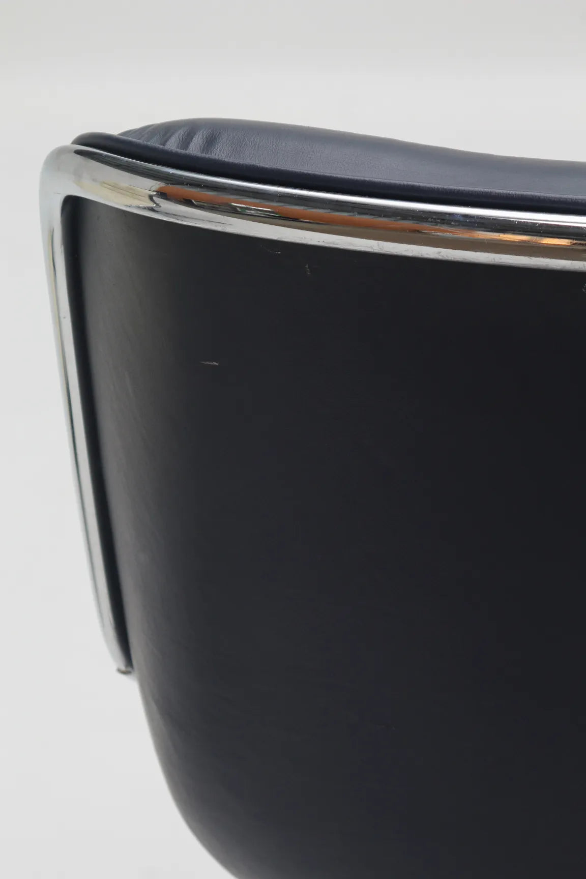 Fauteuil Executive bleu marine par Charles Pollock pour Knoll