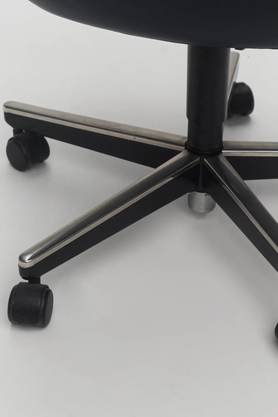 Fauteuil Executive bleu marine par Charles Pollock pour Knoll