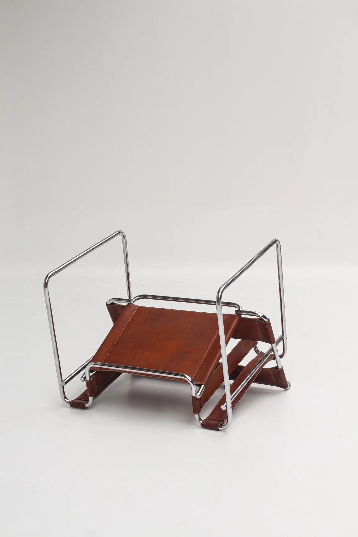 Fauteuil Wassily en cuir cognac patiné par Marcel Breuer