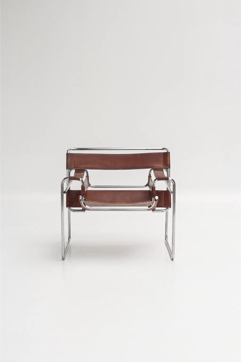 Fauteuil Wassily en cuir cognac patiné par Marcel Breuer