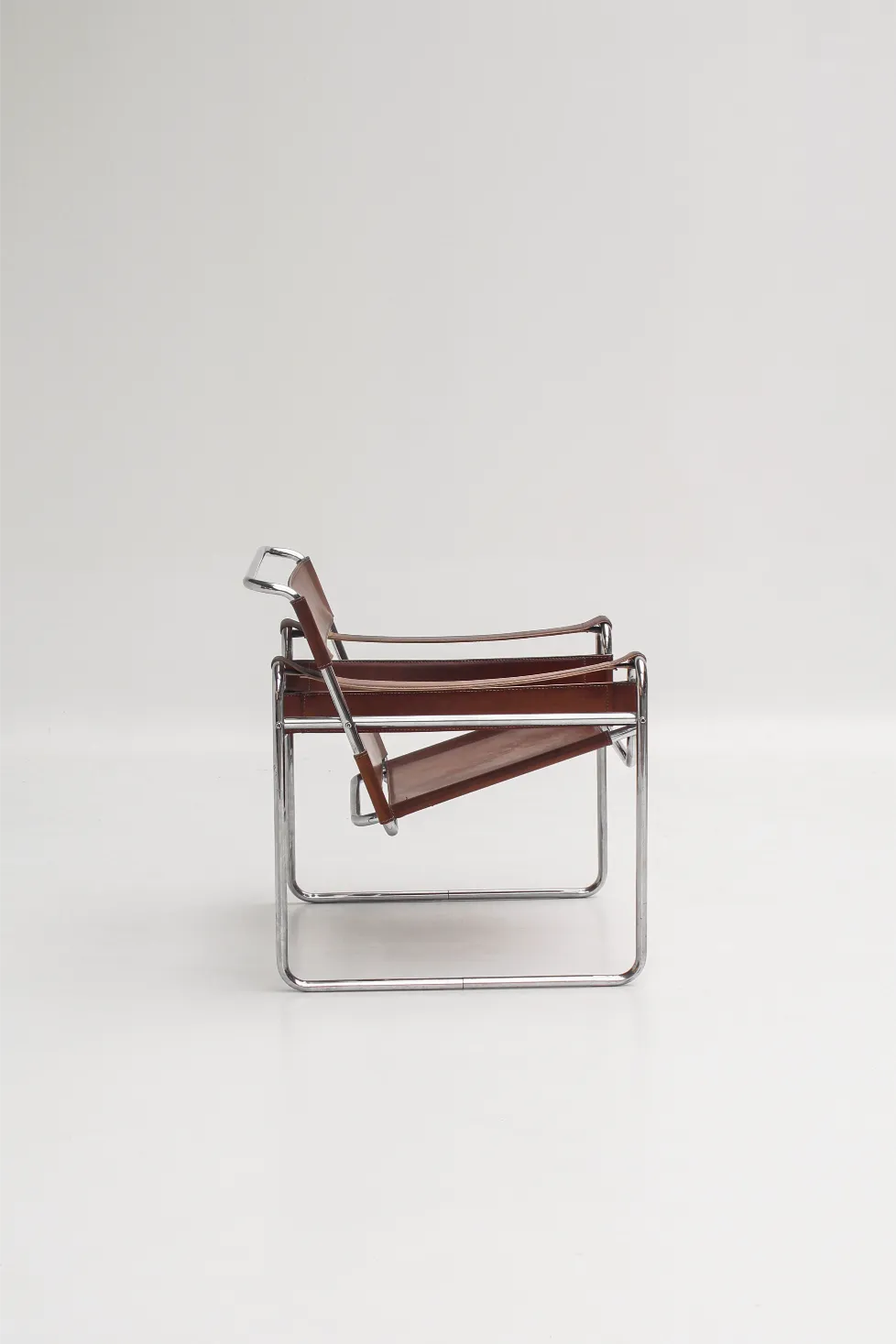 Fauteuil Wassily en cuir cognac patiné par Marcel Breuer