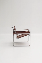 Fauteuil Wassily en cuir cognac patiné par Marcel Breuer