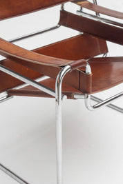 Fauteuil Wassily en cuir cognac patiné par Marcel Breuer