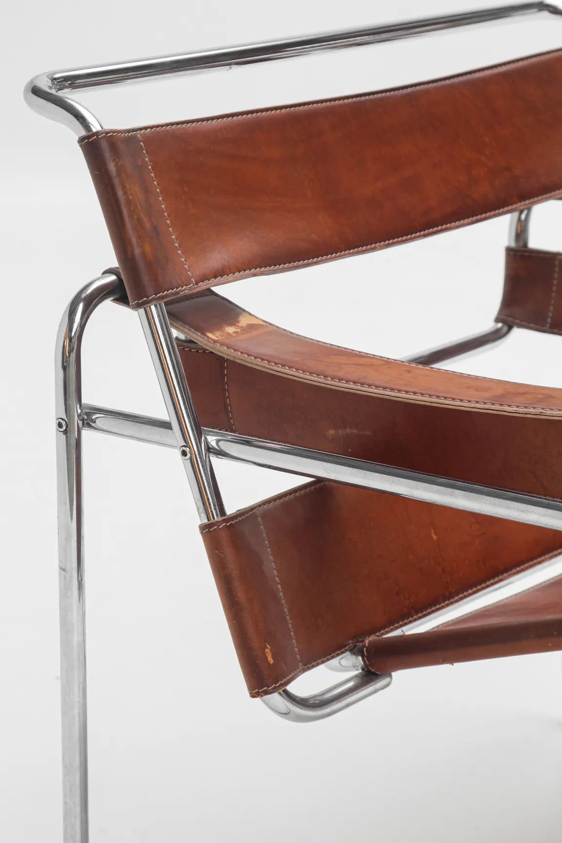 Fauteuil Wassily en cuir cognac patiné par Marcel Breuer
