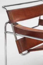 Fauteuil Wassily en cuir cognac patiné par Marcel Breuer