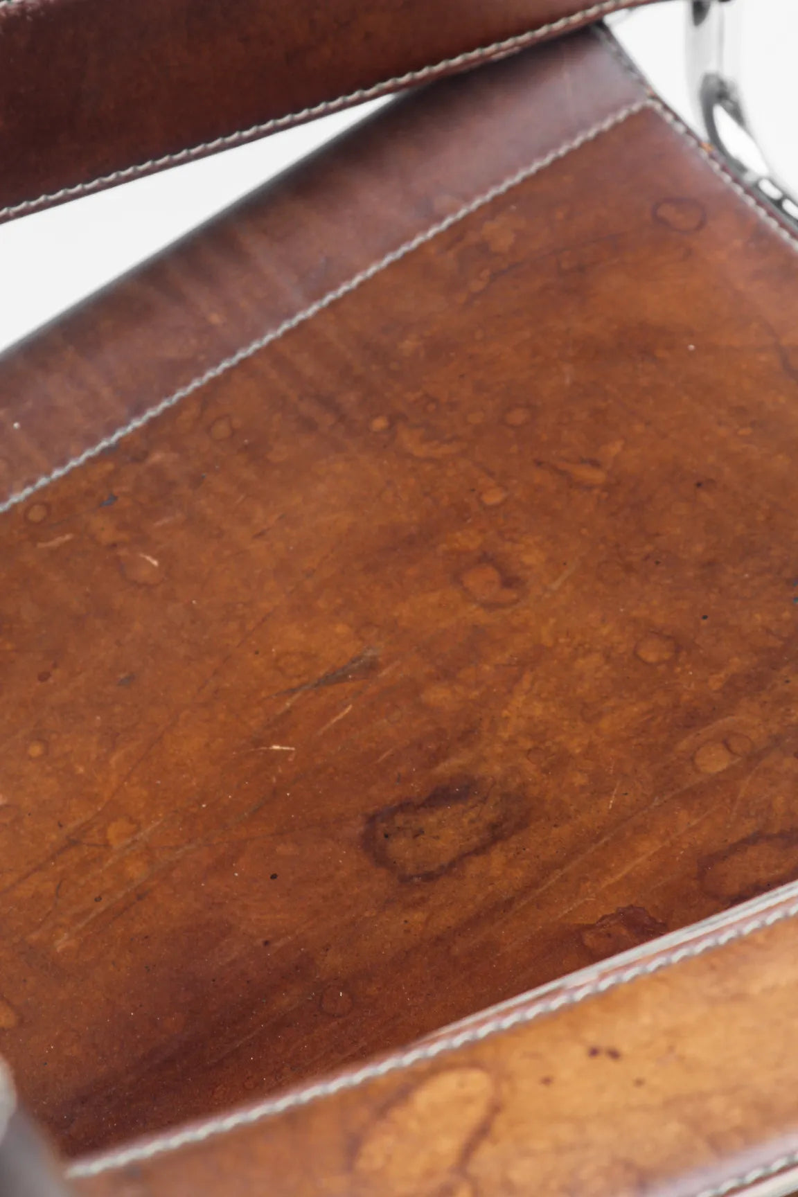 Fauteuil Wassily en cuir cognac patiné par Marcel Breuer