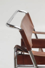 Fauteuil Wassily en cuir cognac patiné par Marcel Breuer