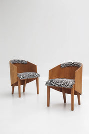 Paire de fauteuils en hêtre, tissu zébré dans le goût d'Eri Finn