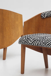 Paire de fauteuils en hêtre, tissu zébré dans le goût d'Eri Finn