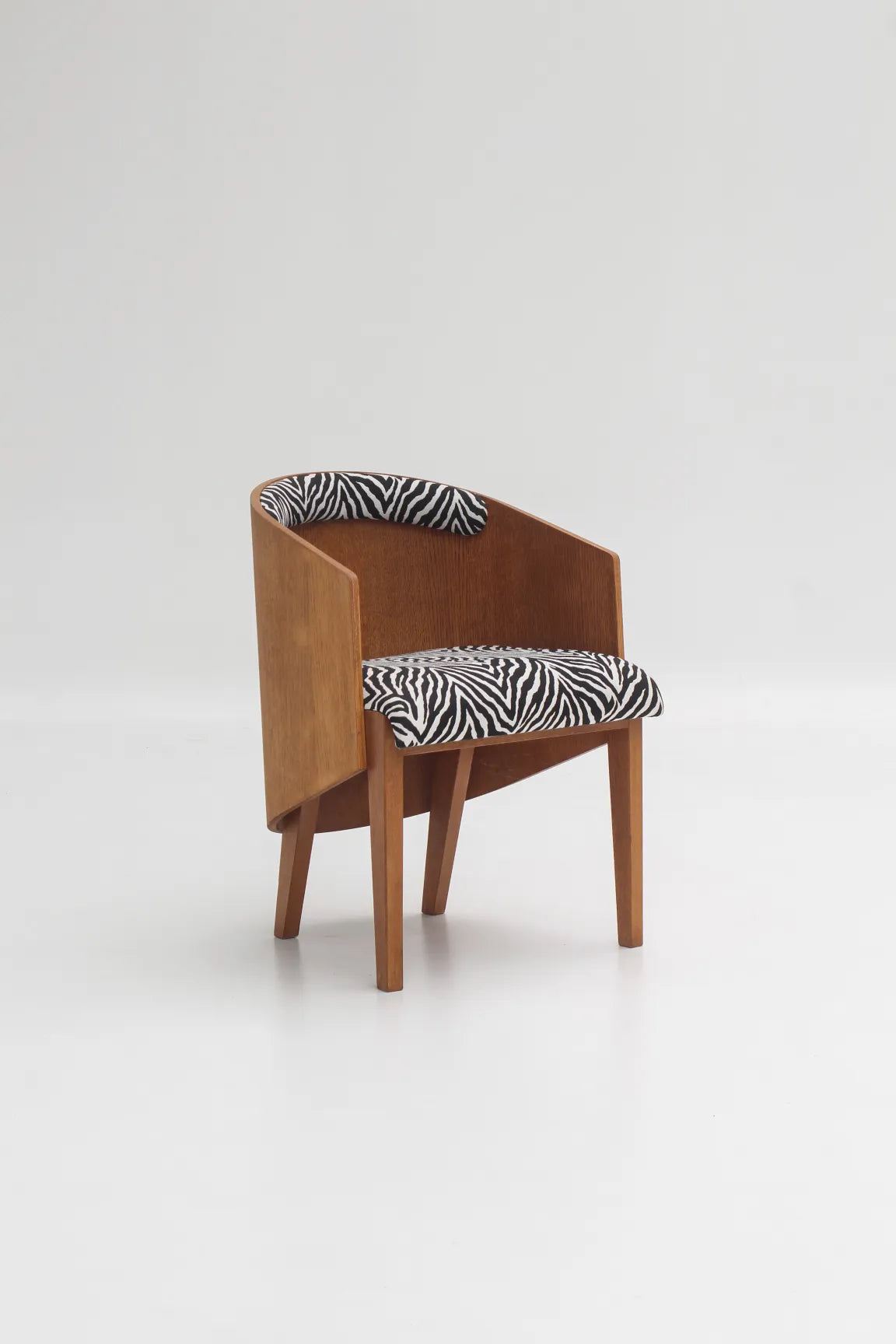 Paire de fauteuils en hêtre, tissu zébré dans le goût d'Eri Finn