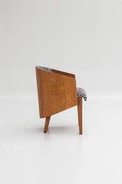 Paire de fauteuils en hêtre, tissu zébré dans le goût d'Eri Finn