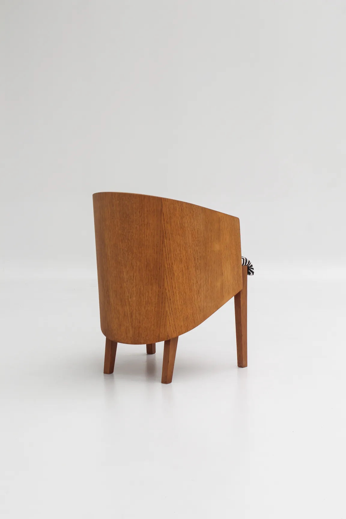 Paire de fauteuils en hêtre, tissu zébré dans le goût d'Eri Finn