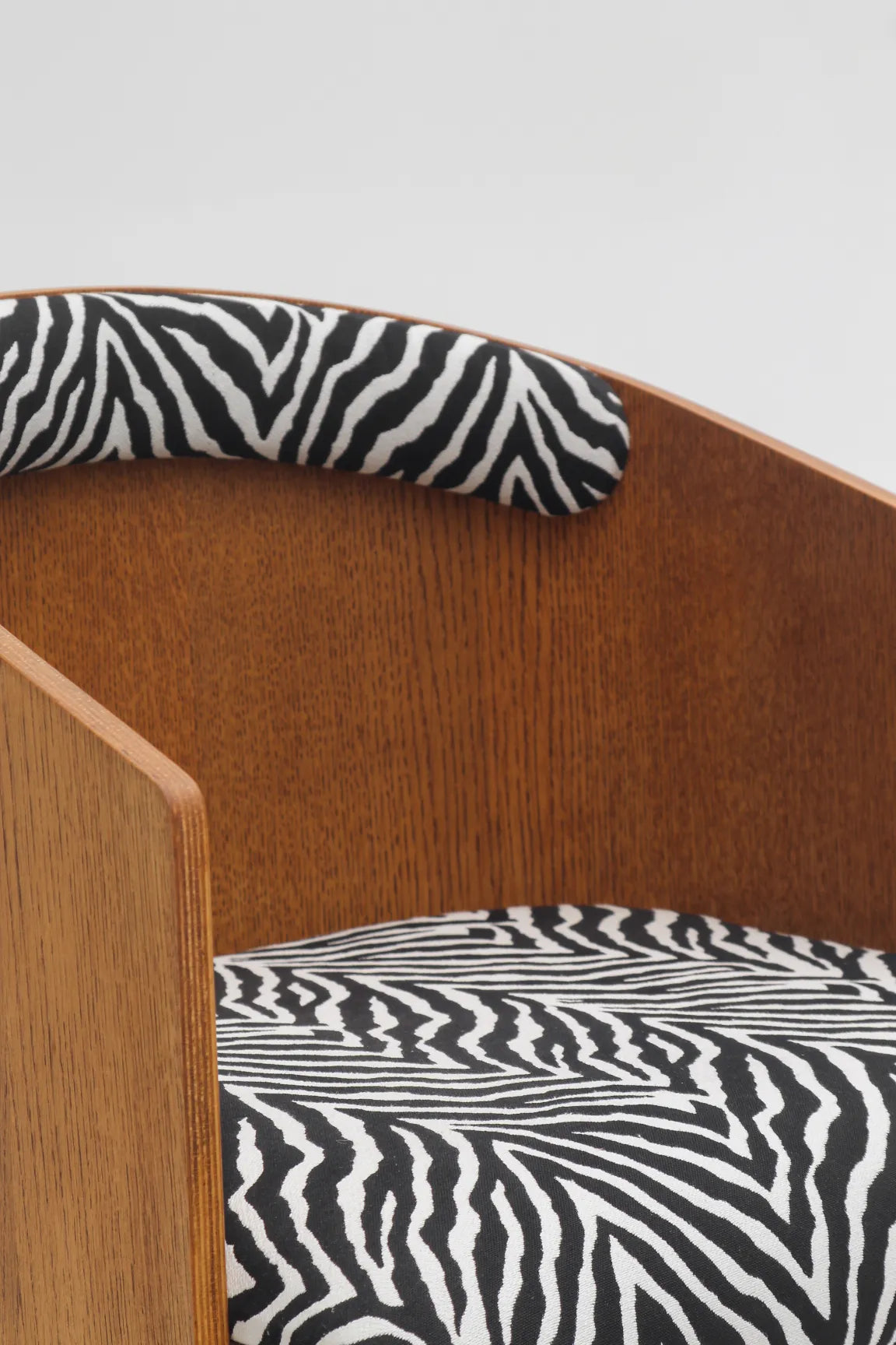 Paire de fauteuils en hêtre, tissu zébré dans le goût d'Eri Finn