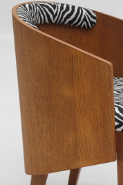 Paire de fauteuils en hêtre, tissu zébré dans le goût d'Eri Finn
