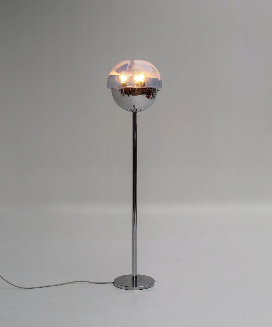 lampadaire-chrome-verre-murano-bleu-blanc-italie-1960-1.webp