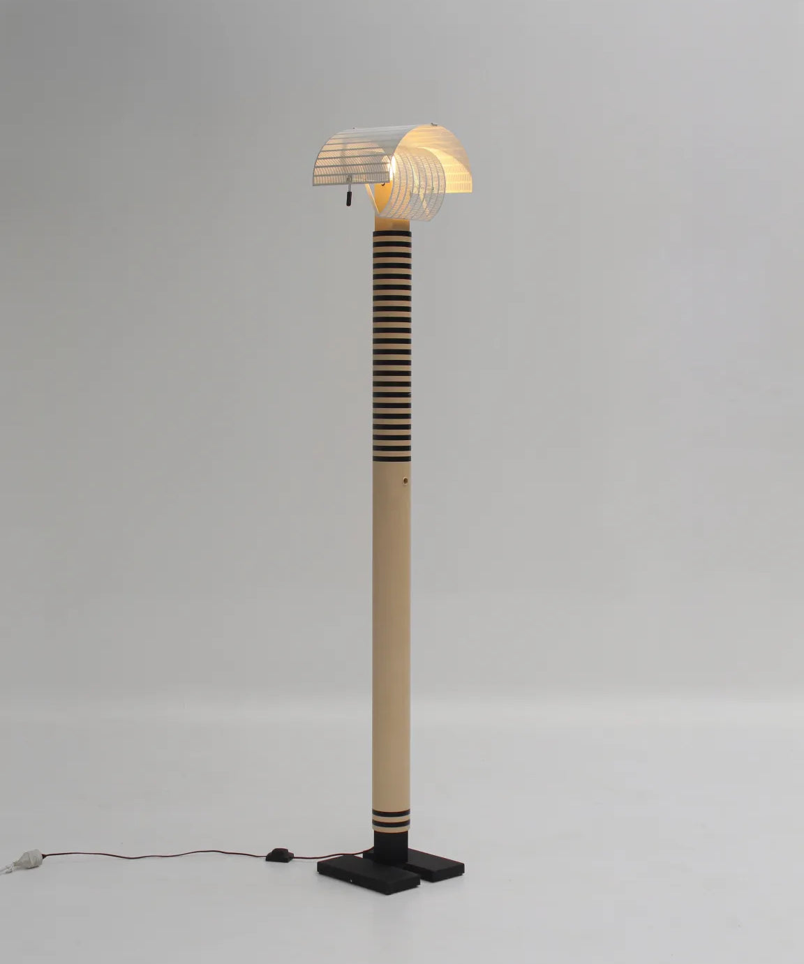 Lampadaire Shogun par Mario Botta pour Artemide, Italie 1980s design postmoderne noir et blanc à abat-jour perforé