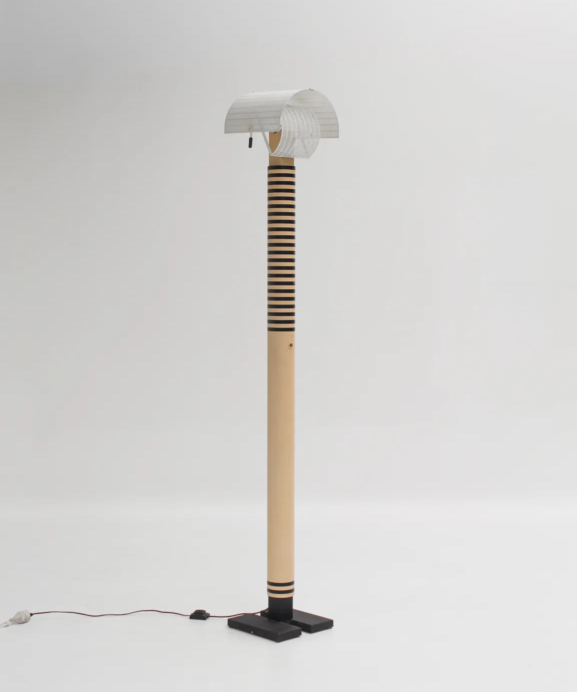 Lampadaire Shogun par Mario Botta pour Artemide, Italie 1980s design postmoderne noir et blanc à abat-jour perforé