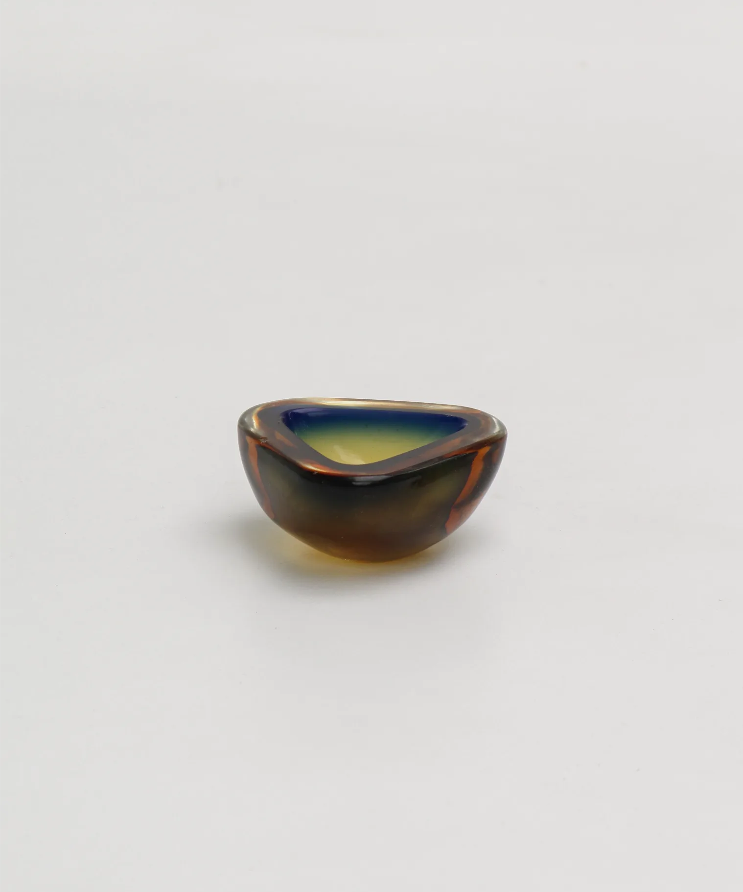murano-triangulaire-sommerso-ambre-bleu-1.webp