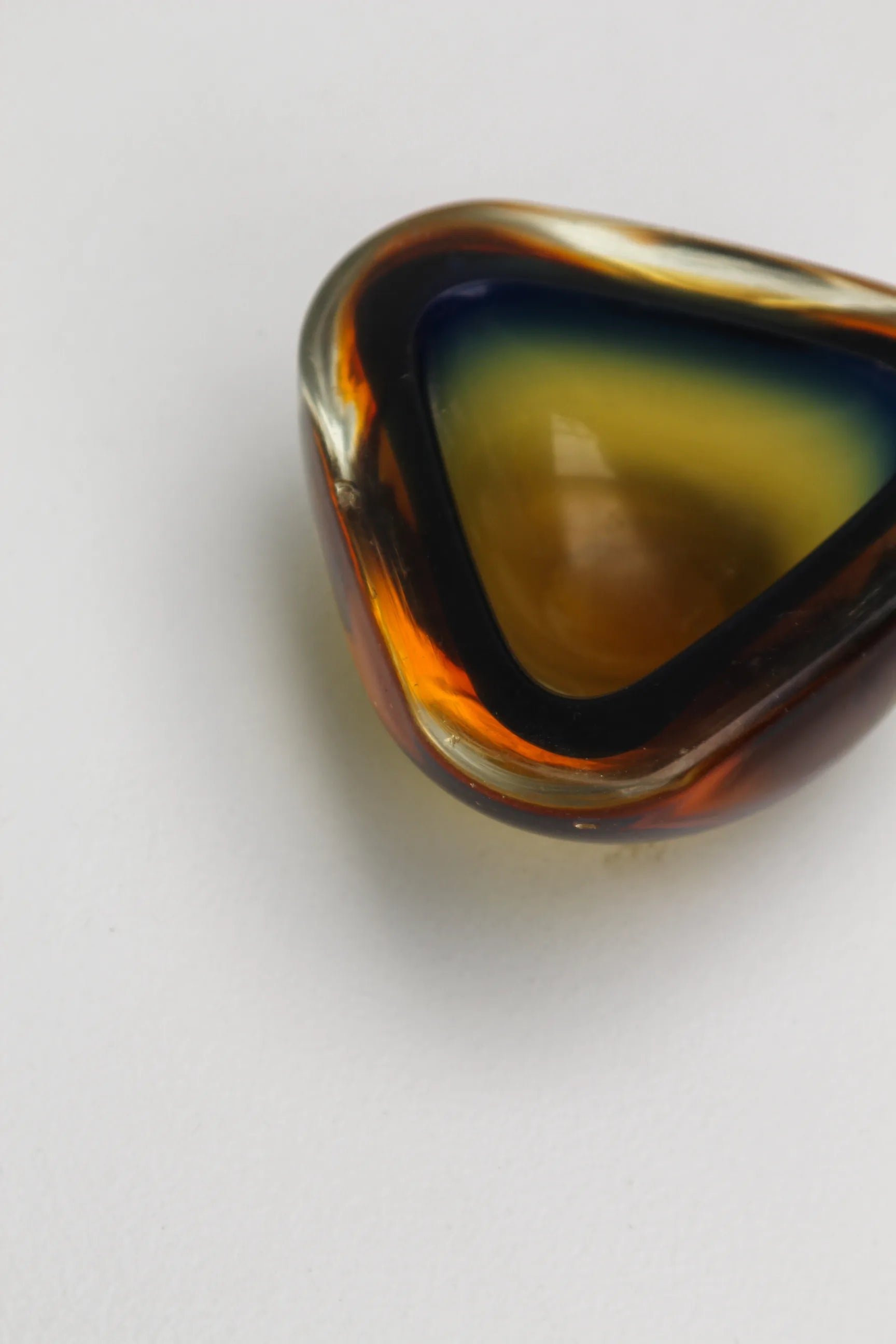 Cendrier Murano triangulaire en verre sommerso ambre et bleu