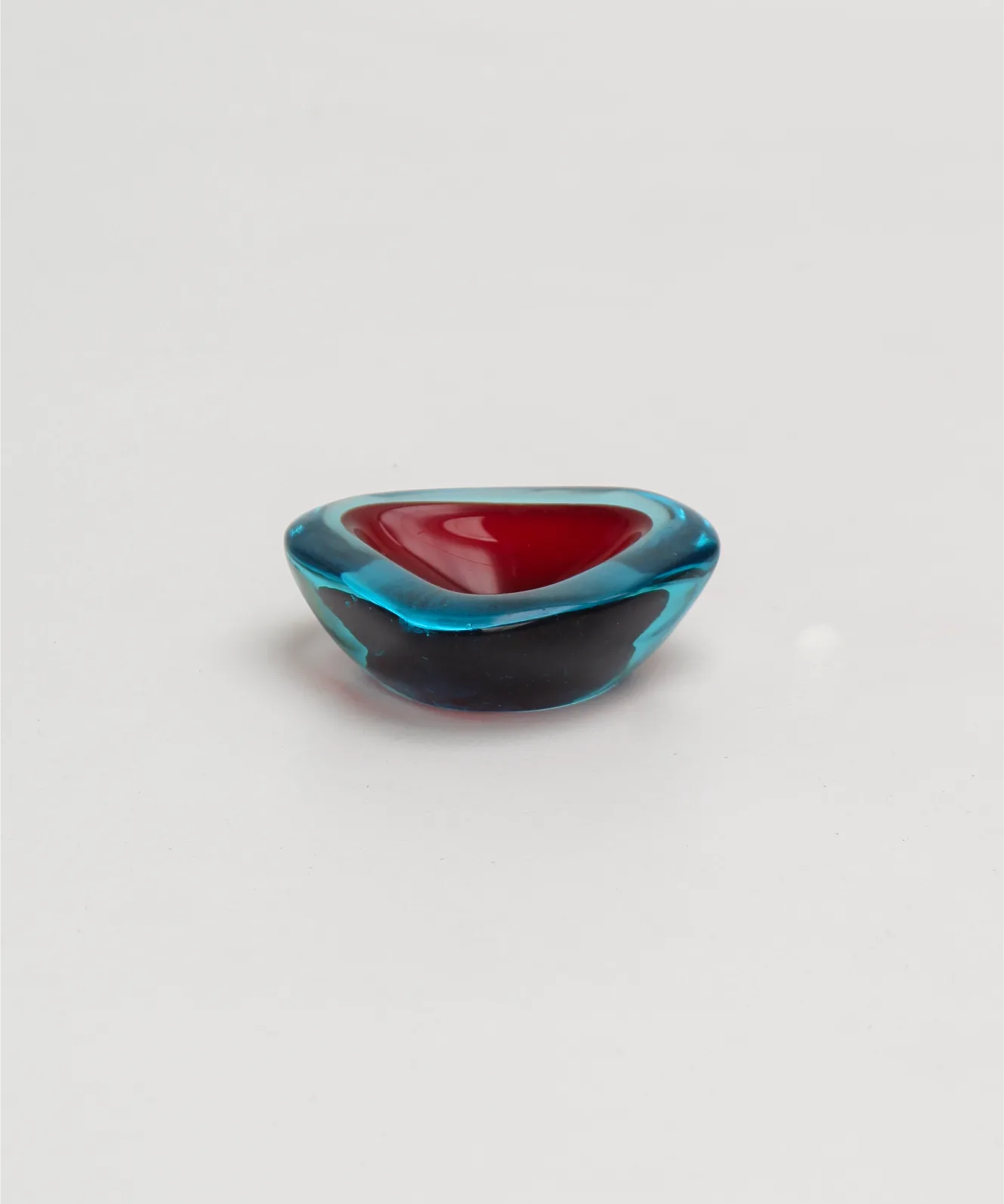 murano-triangulaire-sommerso-rouge-bleu-1.webp