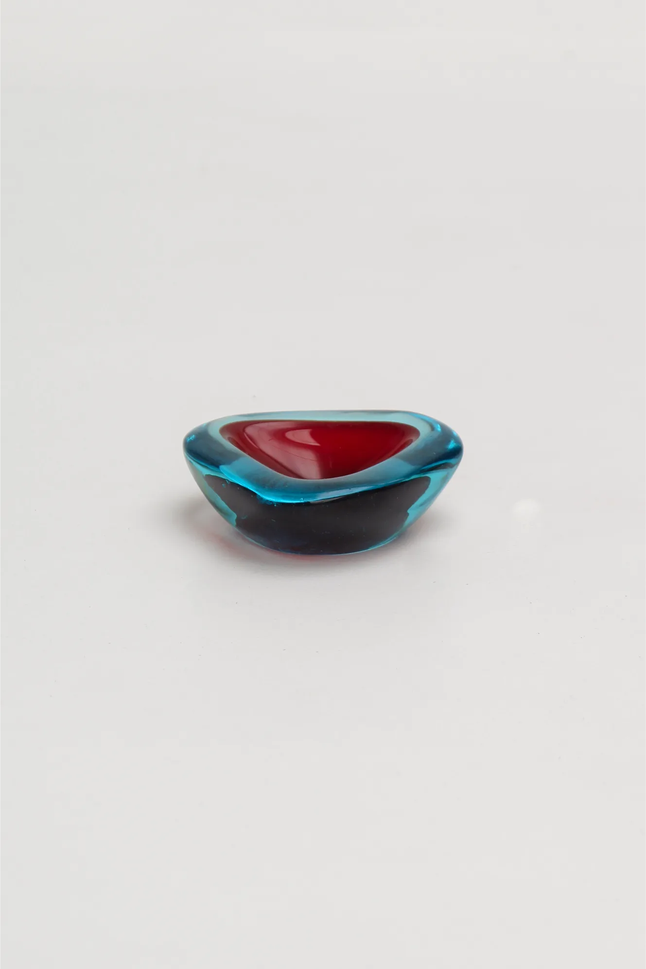 Cendrier Murano triangulaire en verre sommerso rouge et bleu