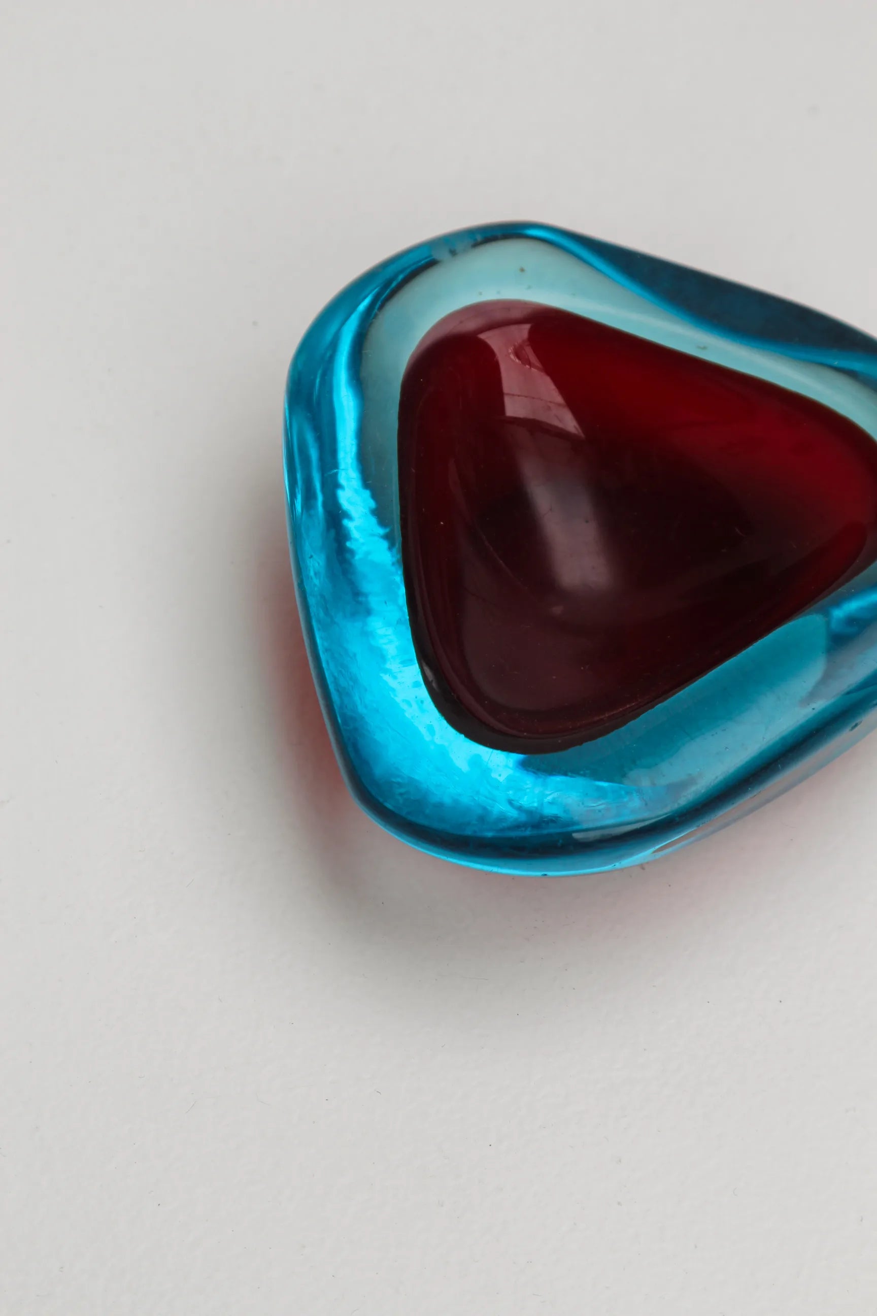 Cendrier Murano triangulaire en verre sommerso rouge et bleu