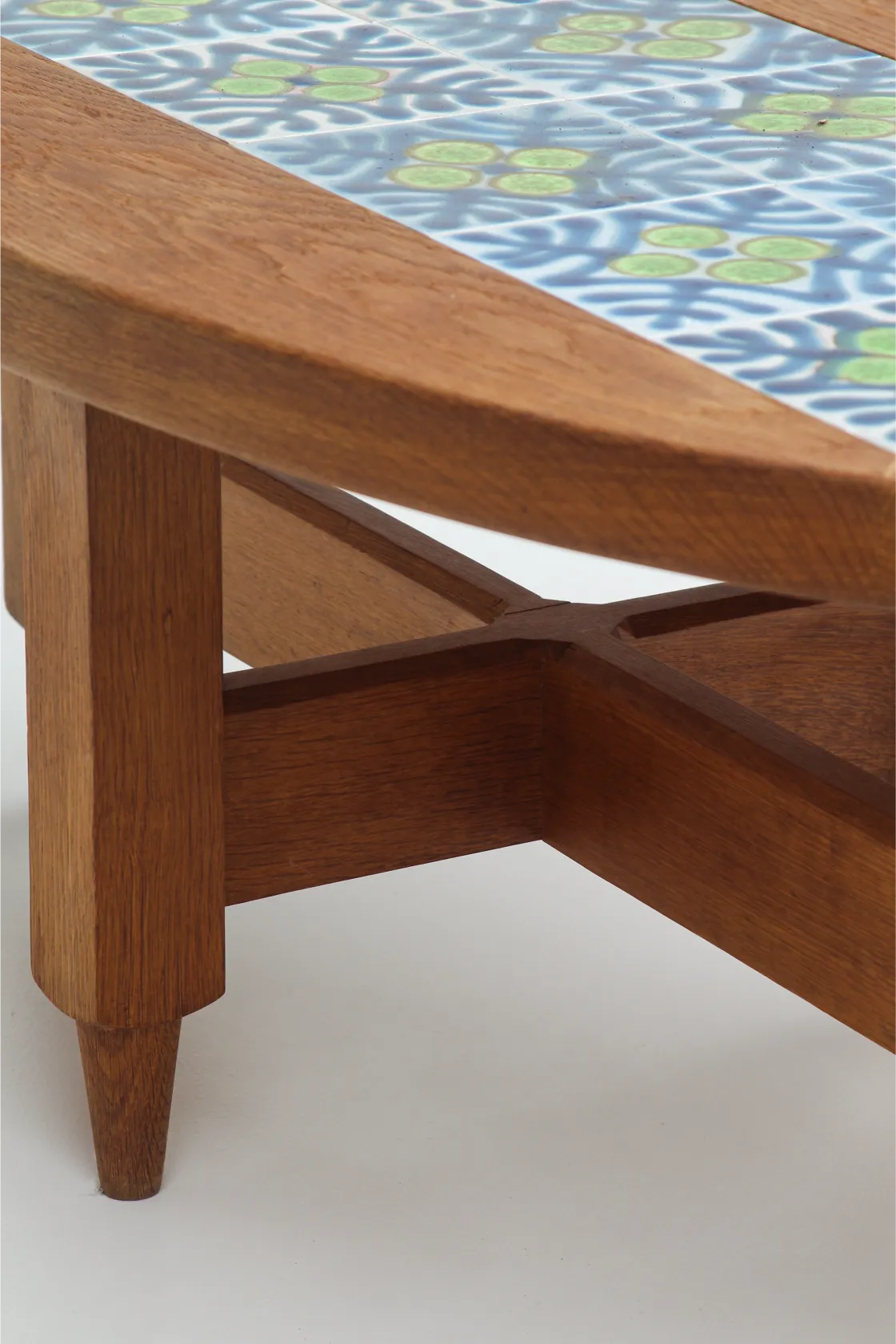 Table basse en chêne et céramique par Guillerme & Chambron