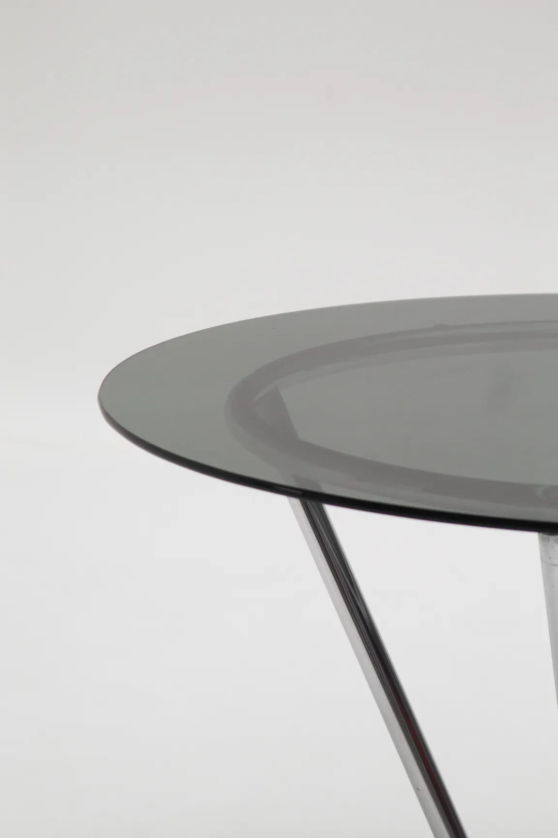 Table à manger chromée avec plateau en verre fumé