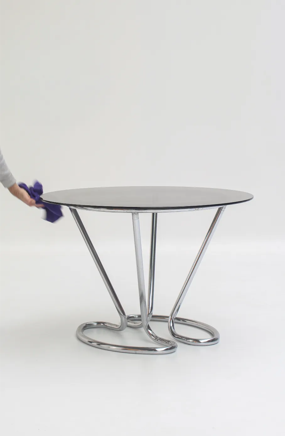 Table à manger chromée avec plateau en verre fumé