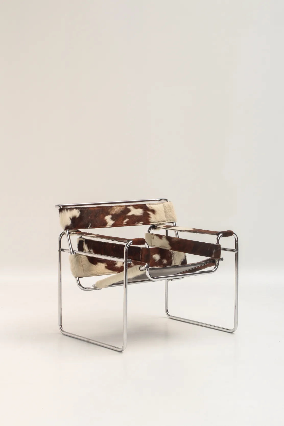 Fauteuil Wassily Chair de Marcel Breuer en peau de vache naturelle