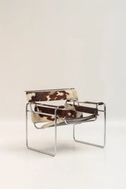 Fauteuil Wassily Chair de Marcel Breuer en peau de vache naturelle