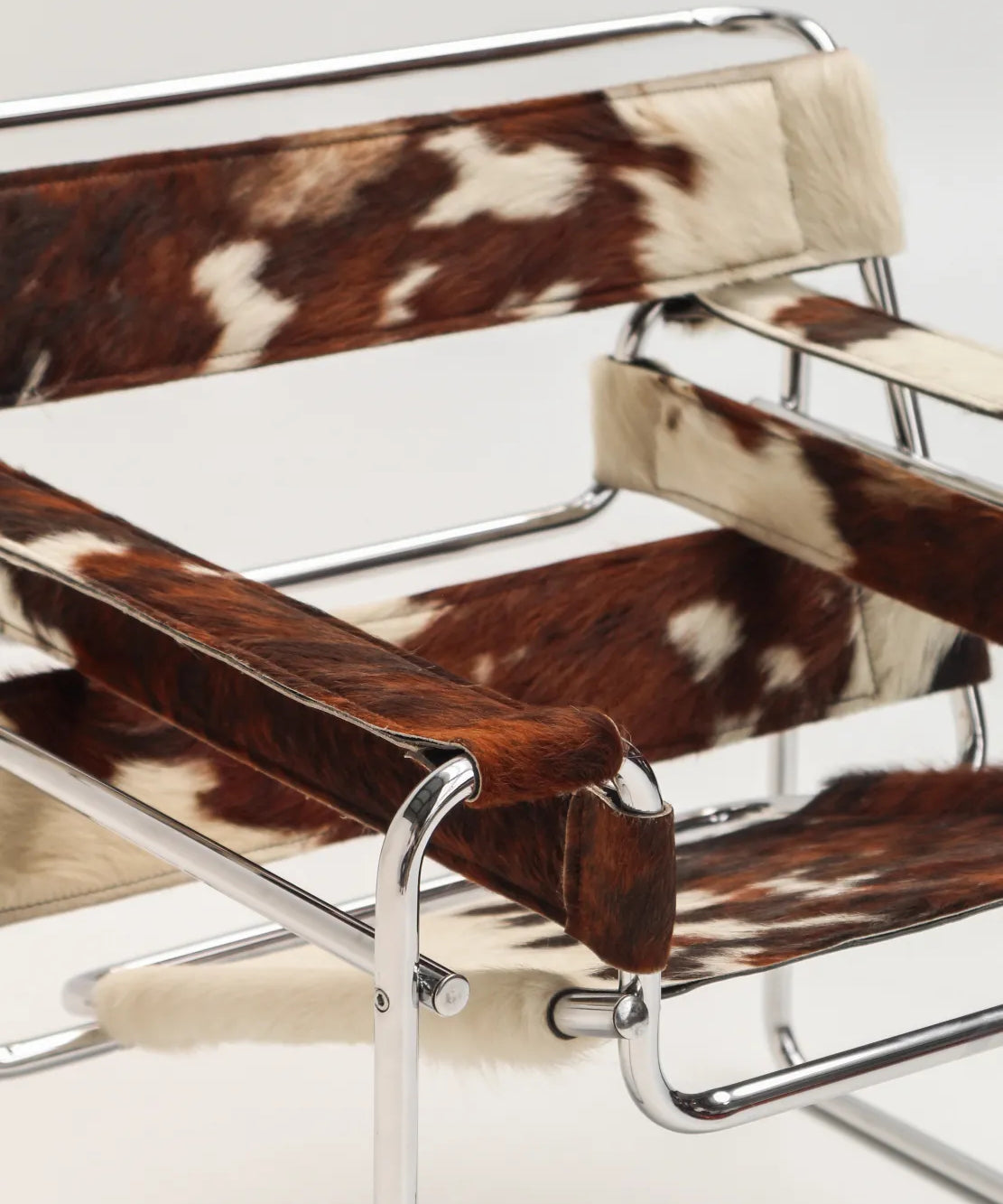 wassily-chair-marcel-breuer-peau-de-vache-05.webp